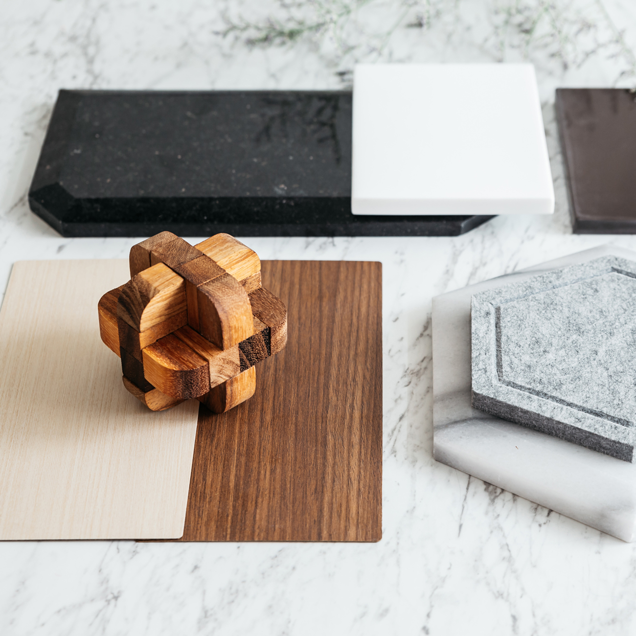 Maßgeschneiderte Möbel nach Ihren Wünschen - Materialvielfalt und einzigartiges Design. Entdecken Sie unsere Vielfalt an Materialproben und kombinieren Sie die Muster für Ihr individuelles Möbelstück. Hochwertige und langlebige Materialien für jeden Geschmack.