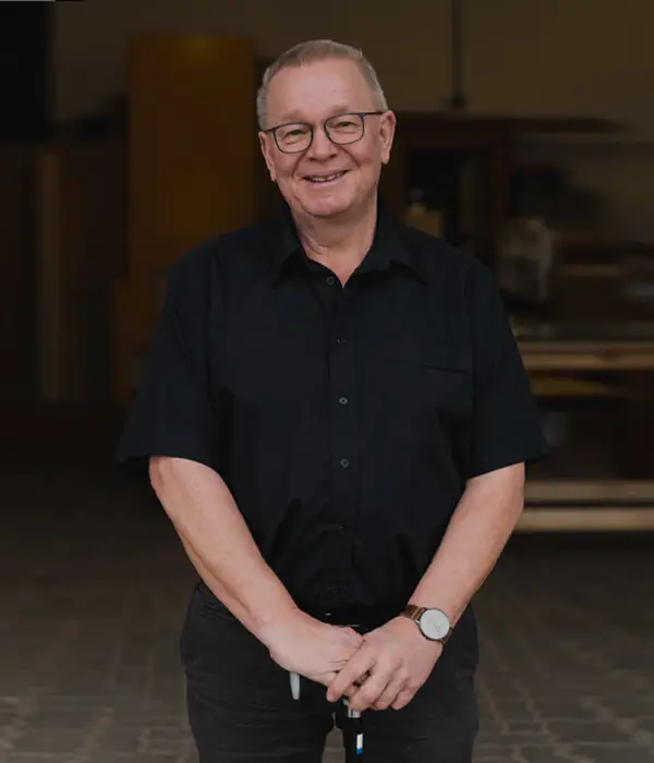Norbert Potthast ist gemeinsam mit seinem Sohn Michael Potthast der Inhaber der renommierten Tischlerei Potthast. Seit über 25 Jahren fertigt er mit seinem Team handgefertigte Möbelstücke von höchster Qualität und Schönheit. Doch die Tischlerei Potthast bietet noch viel mehr als das: Das Unternehmen hat sich auf den Innenausbau und Trockenbau spezialisiert mit einer Vielzahl an Dienstleistungen rund um den Innenausbau und die Gestaltung Ihrer Wohnräume.